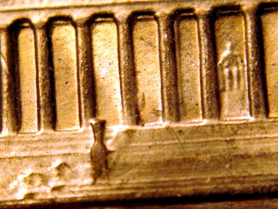 1986-Lincoln-Memorial-Cent--What-Is-The-Extra-Metal-Inside-Column-#4?